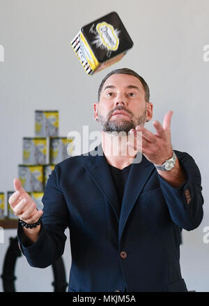 08.05.2018, Berlin : Le designer Michael Michalsky jongle lors d'une conférence de presse, rendez-vous avec une boîte de rangement conçus par lui. Le chat a été conçu pour le 10e anniversaire de Dreamies Cat Treats. Photo : Jens Kalaene / dpa image centrale / dpa | conditions dans le monde entier Banque D'Images