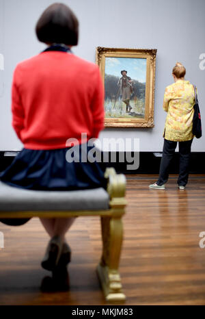08.05.2018, Berlin : Les Visiteurs regarder la peinture 'Ivan Chichkine" par l'artiste Ivan Nikolajewitsch Kramskoi dans l'exposition 'Wanderlust : de Caspar David Friedrich à Auguste Renoir' dans l'Alte Nationalgalerie. À partir de 10.05. jusqu'à 16.09.2018, des prêts et des œuvres du musée, les collections seront affichées. Photo : Britta Pedersen/dpa | conditions dans le monde entier Banque D'Images