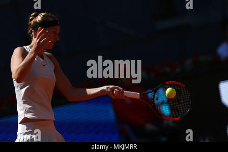 Petra Kvitova de République tchèque renvoie la balle à Monica Puig de Puerto Rico dans le 2ème tour en quatre jours de la Mutua Madrid Open Tennis Tournament à la Caja Magica. Banque D'Images