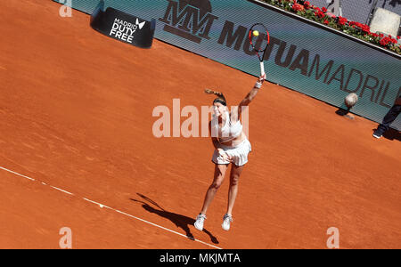 Petra Kvitova de République tchèque sert à Monica Puig de Puerto Rico au 2ème tour au cours de la quatrième journée de la Mutua Madrid Open Tennis Tournament à la Caja Magica. Banque D'Images