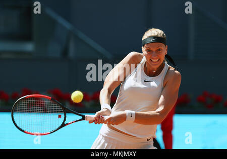 Madrid, Espagne. 8 mai, 2018. Petra Kvitova de République tchèque renvoie la balle à Monica Puig de Puerto Rico dans le 2ème tour en quatre jours de la Mutua Madrid Open Tennis Tournament à la Caja Magica. Credit : Manu Haiti/SOPA Images/ZUMA/Alamy Fil Live News Banque D'Images