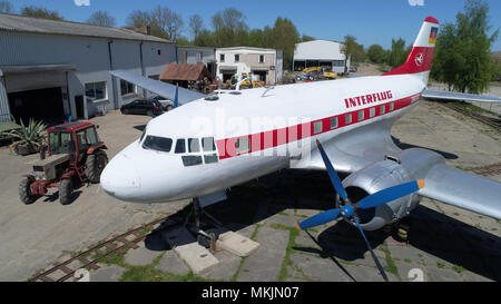 07 mai 2018, l'Allemagne, Grimmen : Un type d'avion Iliouchine Il-14 est parqué dans l'Technikpark depuis mai. Le moteur à deux avions classique est l'un des quelque 80 Iliouchine de ce type qui ont été construites dans les années 50 et 60 dans l'avion Dresde fonctionne. Le Technikpark fut inauguré en 2010. Un tracteur classique rencontrez est prévue le 10 mai 2018 dans le Technikpark (vue aérienne prise avec un drone). Photo : Stefan Sauer/dpa-Zentralbild/dpa Banque D'Images