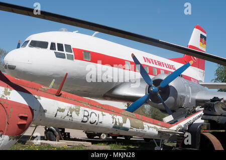 07 mai 2018, l'Allemagne, Grimmen : Un type d'avion Iliouchine Il-14 est parqué dans l'Technikpark depuis mai. Le moteur à deux avions classique est l'un des quelque 80 Iliouchine de ce type qui ont été construites dans les années 50 et 60 dans l'avion Dresde fonctionne. Le Technikpark fut inauguré en 2010. Un tracteur classique rencontrez est prévue le 10 mai 2018 dans le Technikpark (vue aérienne prise avec un drone). Photo : Stefan Sauer/dpa-Zentralbild/dpa Banque D'Images