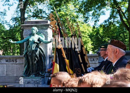 Mons, Belgique. 8 mai 2018. Portant des fleurs au monument aux morts sur la place de parc de Mons le 8 mai 2018 à Mons, en Belgique. Les anciens combattants et les fonctionnaires du gouvernement régional de participer à l'événement commémoratif au monument. Credit : Skyfish/Alamy Live News Banque D'Images