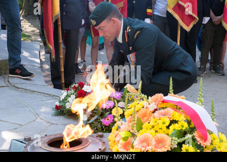 Mons, Belgique. 8 mai 2018. Portant des fleurs au monument aux morts sur la place de parc de Mons le 8 mai 2018 à Mons, en Belgique. Les anciens combattants et les fonctionnaires du gouvernement régional de participer à l'événement commémoratif au monument. Credit : Skyfish/Alamy Live News Banque D'Images