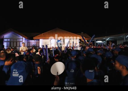 Pekan, la Malaisie. 8 mai, 2018. Le Premier ministre sortant malaisien Najib Razak prononce une allocution lors d'un rassemblement de campagne avant les élections générales au 21 Dans l'Est de l'État de Pahang, Malaisie, le 8 mai 2018. Le Premier Ministre malaisien Najib Razak et l'ancien Premier Ministre Mahathir Mohamad n'a pas trouvé le temps de se reposer sur leur dernier jour de campagne avant les élections générales, les deux discours en direct dans la nuit de mardi à l'appel à soutien pour les électeurs de Malaisie dans un show de dernière minute vers le bas. Credit : Zhu Wei/Xinhua/Alamy Live News Banque D'Images