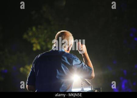 Pekan, la Malaisie. 8 mai, 2018. Le Premier ministre sortant malaisien Najib Razak prononce une allocution lors d'un rassemblement de campagne avant les élections générales au 21 Dans l'Est de l'État de Pahang, Malaisie, le 8 mai 2018. Le Premier Ministre malaisien Najib Razak et l'ancien Premier Ministre Mahathir Mohamad n'a pas trouvé le temps de se reposer sur leur dernier jour de campagne avant les élections générales, les deux discours en direct dans la nuit de mardi à l'appel à soutien pour les électeurs de Malaisie dans un show de dernière minute vers le bas. Credit : Zhu Wei/Xinhua/Alamy Live News Banque D'Images