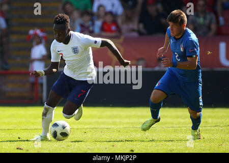 Walsall, Royaume-Uni. 7 mai 2018. Arvin Appiah de l'Angleterre et Alberto Barazzetta d'Italie en action pendant le championnat d'Europe 2018 Championnat des moins de 17 ans match du groupe A entre l'Angleterre et l'Italie, à Bescot Stadium le 7 mai 2018 à Walsall, en Angleterre. (Crédit : PHC Images/Alamy Live News Banque D'Images