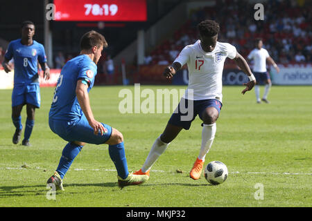 Walsall, Royaume-Uni. 7 mai 2018. Alberto Barazzetta d'Italie et d'Angleterre Saka Bukayo en action au cours de la saison 2018 du Championnat des moins de 17 ans match du groupe A entre l'Angleterre et l'Italie, à Bescot Stadium le 7 mai 2018 à Walsall, en Angleterre. (Crédit : PHC Images/Alamy Live News Banque D'Images