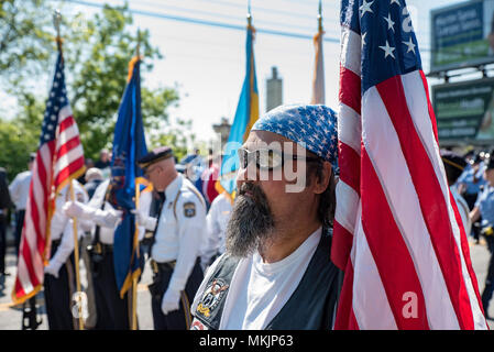 Philadelphie, Pennsylvanie / USA : Robert Knobbs guerriers de Watch, figure à côté de la garde d'honneur de la police lors d'une cérémonie d'honneur officier de police à Philadelphia Gary Skerski, qui a été tué il y a 11 ans. Le 08 mai 2018. Crédit : Christopher Fondation Evens/Alamy Live News Banque D'Images