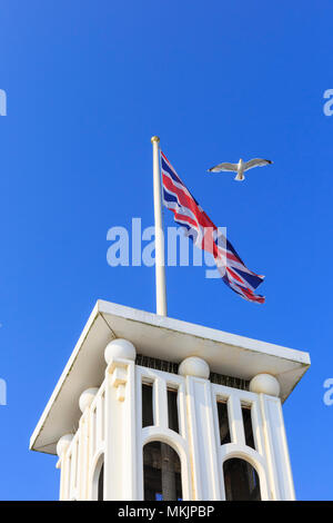 Brighton, East Sussex, 8 mai 2018. Une mouette encercle un tour avec soulevées drapeau britannique sur la jetée de Brighton. Un autre beau et ensoleillé et chaud après-midi dans la ville balnéaire de Brighton dans l'East Sussex a peut-être été le dernier pour un moment, comme le temps est appelée à son tour plus nuageux et plus frais dans les prochains jours. Credit : Imageplotter News et Sports/Alamy Live News Banque D'Images