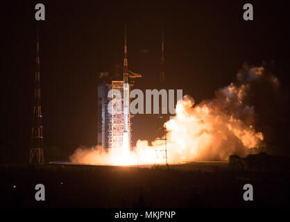 Taiyuan. 9 mai, 2018. Photo prise le 9 mai 2018, montre les Gaofen-5 en cours de lancement sur le dos d'une Longue Marche 4C, qui a décollé à 2 h 28 heure de Beijing du centre de lancement de satellites de Taiyuan, dans le nord de la province de Shanxi. La Chine a lancé mercredi sur Gaofen-5, un satellite d'imagerie hyperspectrale, dans le cadre de l'observation de la Terre à haute résolution projet. Credit : Jin Liwang/Xinhua/Alamy Live News Banque D'Images