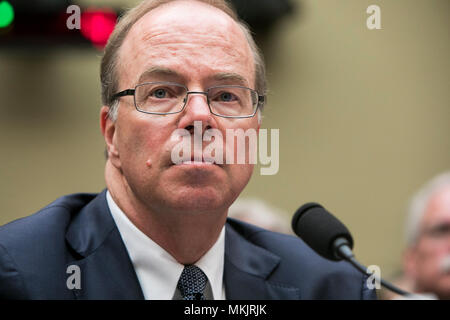 Washington, D.C., le 8 mai 2018. John Hammergren, Président du Conseil, président et chef, McKesson Corporation, témoigne devant le Comité de l'énergie et du Commerce, Sous-comité sur la surveillance et des enquêtes au cours d'une audience sur l'épidémie d'opioïdes à Washington, D.C., le 8 mai 2018. Credit : Kristoffer Tripplaar/Alamy Live News Banque D'Images