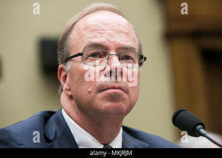 Washington, D.C., le 8 mai 2018. John Hammergren, Président du Conseil, président et chef, McKesson Corporation, témoigne devant le Comité de l'énergie et du Commerce, Sous-comité sur la surveillance et des enquêtes au cours d'une audience sur l'épidémie d'opioïdes à Washington, D.C., le 8 mai 2018. Credit : Kristoffer Tripplaar/Alamy Live News Banque D'Images
