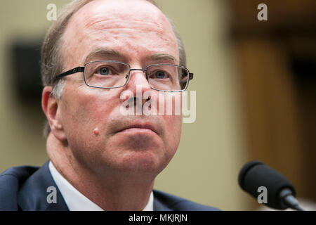 Washington, D.C., le 8 mai 2018. John Hammergren, Président du Conseil, président et chef, McKesson Corporation, témoigne devant le Comité de l'énergie et du Commerce, Sous-comité sur la surveillance et des enquêtes au cours d'une audience sur l'épidémie d'opioïdes à Washington, D.C., le 8 mai 2018. Credit : Kristoffer Tripplaar/Alamy Live News Banque D'Images