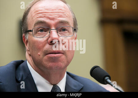 Washington, D.C., le 8 mai 2018. John Hammergren, Président du Conseil, président et chef, McKesson Corporation, témoigne devant le Comité de l'énergie et du Commerce, Sous-comité sur la surveillance et des enquêtes au cours d'une audience sur l'épidémie d'opioïdes à Washington, D.C., le 8 mai 2018. Credit : Kristoffer Tripplaar/Alamy Live News Banque D'Images