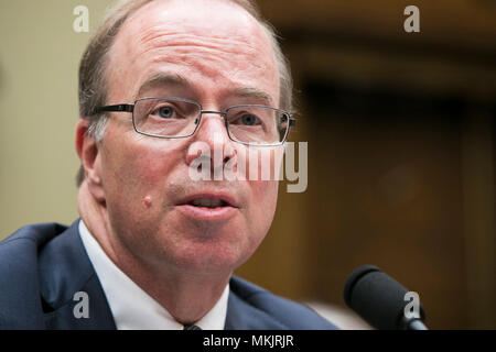 Washington, D.C., le 8 mai 2018. John Hammergren, Président du Conseil, président et chef, McKesson Corporation, témoigne devant le Comité de l'énergie et du Commerce, Sous-comité sur la surveillance et des enquêtes au cours d'une audience sur l'épidémie d'opioïdes à Washington, D.C., le 8 mai 2018. Credit : Kristoffer Tripplaar/Alamy Live News Banque D'Images