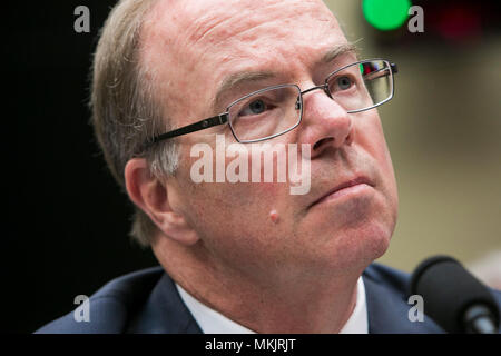 Washington, D.C., le 8 mai 2018. John Hammergren, Président du Conseil, président et chef, McKesson Corporation, témoigne devant le Comité de l'énergie et du Commerce, Sous-comité sur la surveillance et des enquêtes au cours d'une audience sur l'épidémie d'opioïdes à Washington, D.C., le 8 mai 2018. Credit : Kristoffer Tripplaar/Alamy Live News Banque D'Images