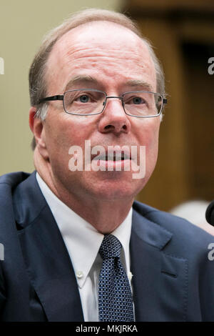 Washington, D.C., le 8 mai 2018. John Hammergren, Président du Conseil, président et chef, McKesson Corporation, témoigne devant le Comité de l'énergie et du Commerce, Sous-comité sur la surveillance et des enquêtes au cours d'une audience sur l'épidémie d'opioïdes à Washington, D.C., le 8 mai 2018. Credit : Kristoffer Tripplaar/Alamy Live News Banque D'Images