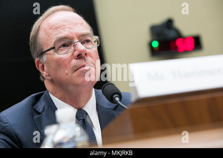 Washington, D.C., le 8 mai 2018. John Hammergren, Président du Conseil, président et chef, McKesson Corporation, témoigne devant le Comité de l'énergie et du Commerce, Sous-comité sur la surveillance et des enquêtes au cours d'une audience sur l'épidémie d'opioïdes à Washington, D.C., le 8 mai 2018. Credit : Kristoffer Tripplaar/Alamy Live News Banque D'Images