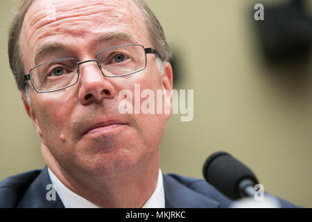 Washington, D.C., le 8 mai 2018. John Hammergren, Président du Conseil, président et chef, McKesson Corporation, témoigne devant le Comité de l'énergie et du Commerce, Sous-comité sur la surveillance et des enquêtes au cours d'une audience sur l'épidémie d'opioïdes à Washington, D.C., le 8 mai 2018. Credit : Kristoffer Tripplaar/Alamy Live News Banque D'Images