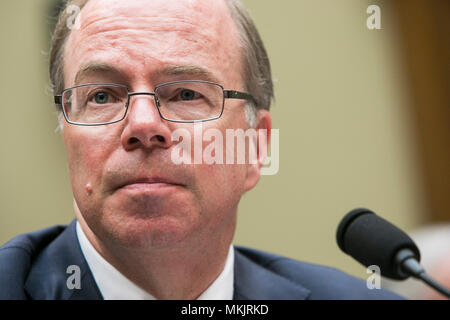 Washington, D.C., le 8 mai 2018. John Hammergren, Président du Conseil, président et chef, McKesson Corporation, témoigne devant le Comité de l'énergie et du Commerce, Sous-comité sur la surveillance et des enquêtes au cours d'une audience sur l'épidémie d'opioïdes à Washington, D.C., le 8 mai 2018. Credit : Kristoffer Tripplaar/Alamy Live News Banque D'Images