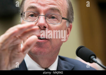 Washington, D.C., le 8 mai 2018. John Hammergren, Président du Conseil, président et chef, McKesson Corporation, témoigne devant le Comité de l'énergie et du Commerce, Sous-comité sur la surveillance et des enquêtes au cours d'une audience sur l'épidémie d'opioïdes à Washington, D.C., le 8 mai 2018. Credit : Kristoffer Tripplaar/Alamy Live News Banque D'Images