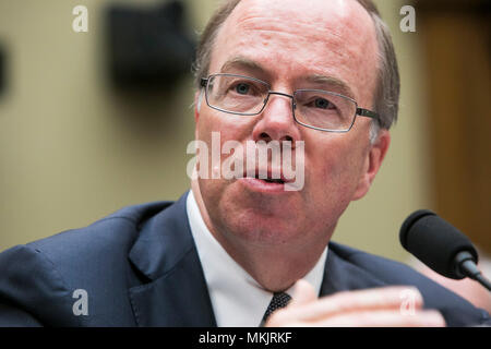 Washington, D.C., le 8 mai 2018. John Hammergren, Président du Conseil, président et chef, McKesson Corporation, témoigne devant le Comité de l'énergie et du Commerce, Sous-comité sur la surveillance et des enquêtes au cours d'une audience sur l'épidémie d'opioïdes à Washington, D.C., le 8 mai 2018. Credit : Kristoffer Tripplaar/Alamy Live News Banque D'Images