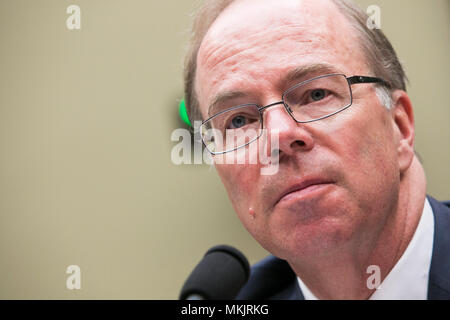 Washington, D.C., le 8 mai 2018. John Hammergren, Président du Conseil, président et chef, McKesson Corporation, témoigne devant le Comité de l'énergie et du Commerce, Sous-comité sur la surveillance et des enquêtes au cours d'une audience sur l'épidémie d'opioïdes à Washington, D.C., le 8 mai 2018. Credit : Kristoffer Tripplaar/Alamy Live News Banque D'Images