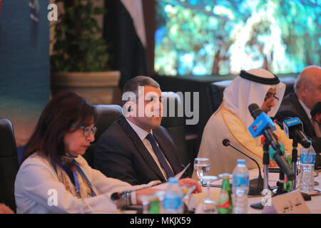 Charm el-Cheikh, en Egypte. 8 mai, 2018. Zurab Pololikashvili (2L), Secrétaire général de l'Organisation des Nations Unies pour l'Organisation mondiale du tourisme (OMT), assiste à la 44e réunion de la Commission de l'OMT pour le Moyen-Orient et la Conférence régionale de l'OMT à Charm el-Cheikh, en Égypte, le 8 mai 2018. L'apport du tourisme mondial pour le Moyen-Orient et Afrique du Nord (MENA) a augmenté de 5 pour cent en 2017, un record depuis 2011, a déclaré M. Zurab Pololikashvili ici mardi. Credit : Ahmed Gomaa/Xinhua/Alamy Live News Banque D'Images