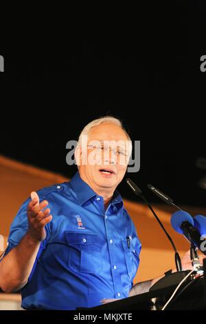 Pekan, la Malaisie. 8 mai, 2018. Le Premier ministre sortant malaisien Najib Razak prononce une allocution lors d'un rassemblement de campagne avant les élections générales au 21 Dans l'Est de l'État de Pahang, Malaisie, le 8 mai 2018. Le Premier Ministre malaisien Najib Razak et l'ancien Premier Ministre Mahathir Mohamad n'a pas trouvé le temps de se reposer sur leur dernier jour de campagne avant les élections générales, les deux discours en direct dans la nuit de mardi à l'appel à soutien pour les électeurs de Malaisie dans un show de dernière minute vers le bas. Credit : Zhu Wei/Xinhua/Alamy Live News Banque D'Images