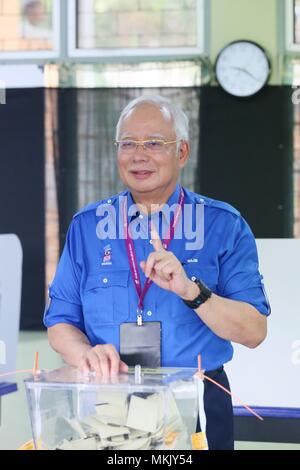 21. 9 mai, 2018. Le Premier ministre sortant malaisien Najib Razak jette le vote à un bureau de vote lors des élections générales en 21 dans l'Est de l'État de Pahang, le 9 mai 2018. La Malaisie a tenu des élections générales de mercredi. Credit : Zhu Wei/Xinhua/Alamy Live News Banque D'Images