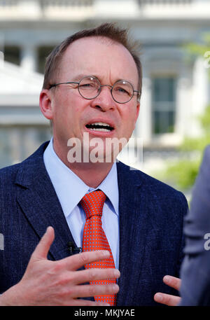 Washington, USA. 8 mai, 2018. Office of Management and Budget des États-Unis Directeur Mick Mulvaney s'adresse aux journalistes à l'extérieur de l'aile ouest de la Maison Blanche, à Washington, DC, 5-8-18.United States Office of Management and Budget Directeur Mick Mulvaney s'adresse aux journalistes à l'extérieur de l'aile ouest de la Maison Blanche, à Washington, DC, le 8 mai 2018. Crédit : Martin H. Simon/CNP /MediaPunch Banque D'Images