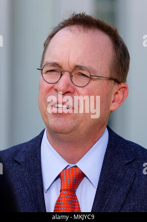 Washington, USA. 8 mai, 2018. Office of Management and Budget des États-Unis Directeur Mick Mulvaney s'adresse aux journalistes à l'extérieur de l'aile ouest de la Maison Blanche, à Washington, DC, 5-8-18.United States Office of Management and Budget Directeur Mick Mulvaney s'adresse aux journalistes à l'extérieur de l'aile ouest de la Maison Blanche, à Washington, DC, le 8 mai 2018. Crédit : Martin H. Simon/CNP /MediaPunch Banque D'Images