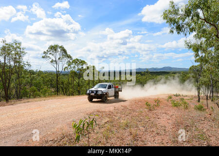 Voiture 4x4 conduite hors route sur un chemin de terre avec de la poussière, de vol en direction de Maytown, Far North Queensland, Queensland, Australie, FNQ Banque D'Images