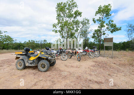 Motos hors route et quadbike stationné à la ville fantôme de Maytown, Far North Queensland, Queensland, Australie, FNQ Banque D'Images
