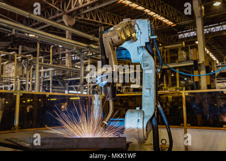 Industrial robot is test run new program in car factory Banque D'Images