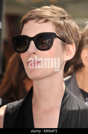 Anne Hathaway à la Christopher Nolan honoré avec la main et pied Imprimer Cérémonie au Chinese Theatre de Los Angeles.Anne Hathaway  44 Red Carpet Event, Vertical, USA, Cinéma, Célébrités, photographie, Bestof, Arts, Culture et divertissement, Célébrités Topix fashion / Vertical, Best of, événement dans la vie d'Hollywood, Californie - Tapis rouge et en backstage, USA, Cinéma, Célébrités, cinéma, télévision, Célébrités célébrités musique, photographie, Arts et culture, Bestof, divertissement, Topix headshot, vertical, une personne, à partir de l'an 2012, enquête tsuni@Gamma-USA.com Banque D'Images