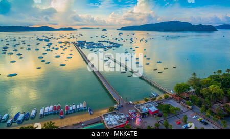 Photographie aérienne au-dessus de quai de Chalong nuageux le matin. La baie de Chalong est un centre d'intense activité nautique marina Banque D'Images