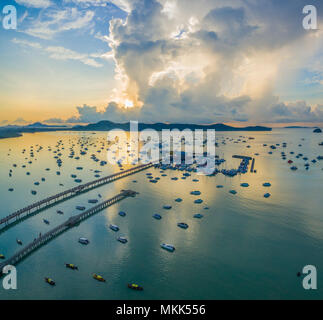 Photographie aérienne au-dessus de quai de Chalong nuageux le matin. La baie de Chalong est un centre d'intense activité nautique marina Banque D'Images