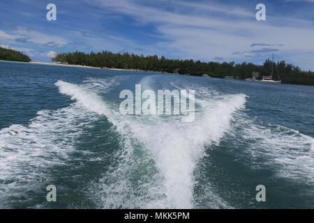 Beau voyage en bateau à moteur, de l'océan, piste de mousse blanche dans une mer, l'Ile Maurice Banque D'Images