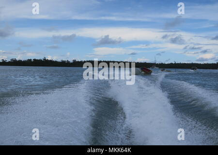 Beau voyage en bateau à moteur, de l'océan, piste de mousse blanche dans une mer, l'île Maurice. Banque D'Images