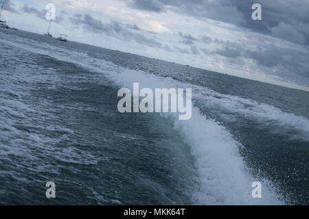 Beau voyage en bateau à moteur, de l'océan, piste de mousse blanche dans une mer, l'île Maurice. Banque D'Images