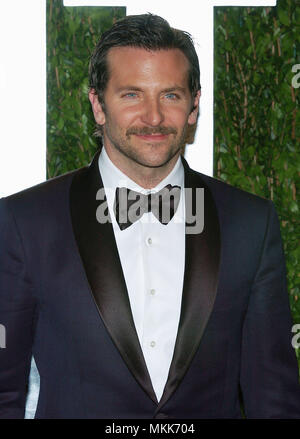 Bradley Cooper 011 arrivant à la Vanity Fair Oscar Party 2012 - à l'hôtel Sunset Tower à Los Angeles.Bradley Cooper 011 Red Carpet Event, Vertical, USA, Cinéma, Célébrités, photographie, Bestof, Arts, Culture et divertissement, Célébrités Topix fashion / Vertical, Best of, événement dans la vie d'Hollywood, Californie - Tapis rouge et en backstage, USA, Cinéma, Célébrités, cinéma, télévision, Célébrités célébrités musique, photographie, Arts et culture, Bestof, divertissement, Topix headshot, vertical, une personne, à partir de l'an 2012, enquête tsuni@Gamma-USA.com Banque D'Images