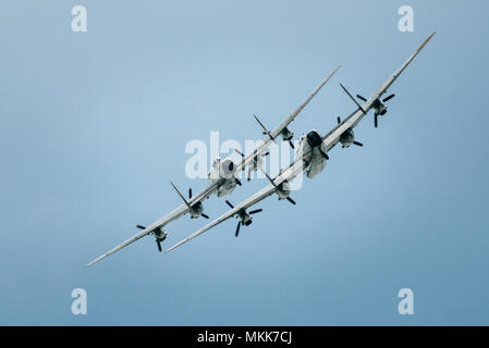 BBMF & Lancaster canadien pendant un meeting aérien à Clacton, Angleterre Banque D'Images