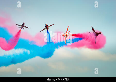 Des flèches rouges aerobatics pendant un spectacle aérien à Clacton, Angleterre Banque D'Images