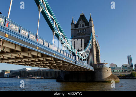 Tower Bridge à Londres, réfléchissant la lumière tôt le matin jusqu'à la face inférieure, l'un des plus emblématiques des structures par l'homme dans le monde. Banque D'Images