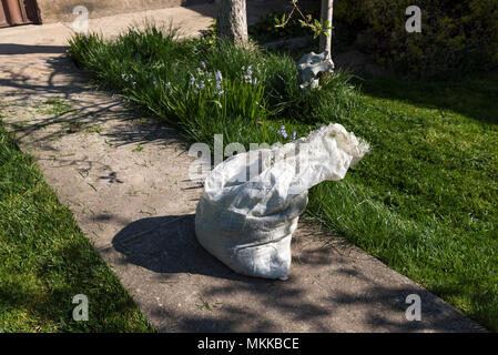 Sac sisal dans un jardin plein d'herbe coupée Banque D'Images