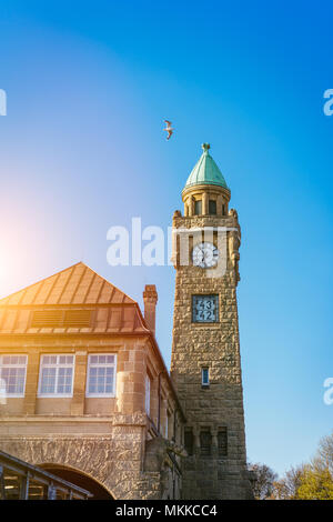 Hambourg, Allemagne - 17 mai 2018 : Tour de l'horloge de l'Hamburger célèbre Landungsbruecken avec port commercial et d'Elbe, Saint Pauli, Hambourg Banque D'Images