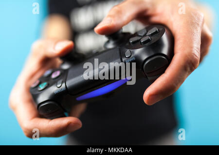 Male hands holding une PS4 Controller Banque D'Images